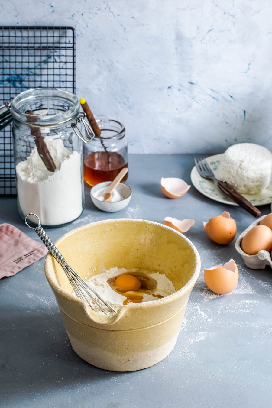 Ingredientes de repostería: harina, huevos y miel sobre una mesa